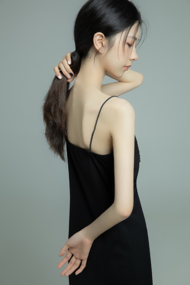 苗条美女吊带黑裙白嫩肌肤写真