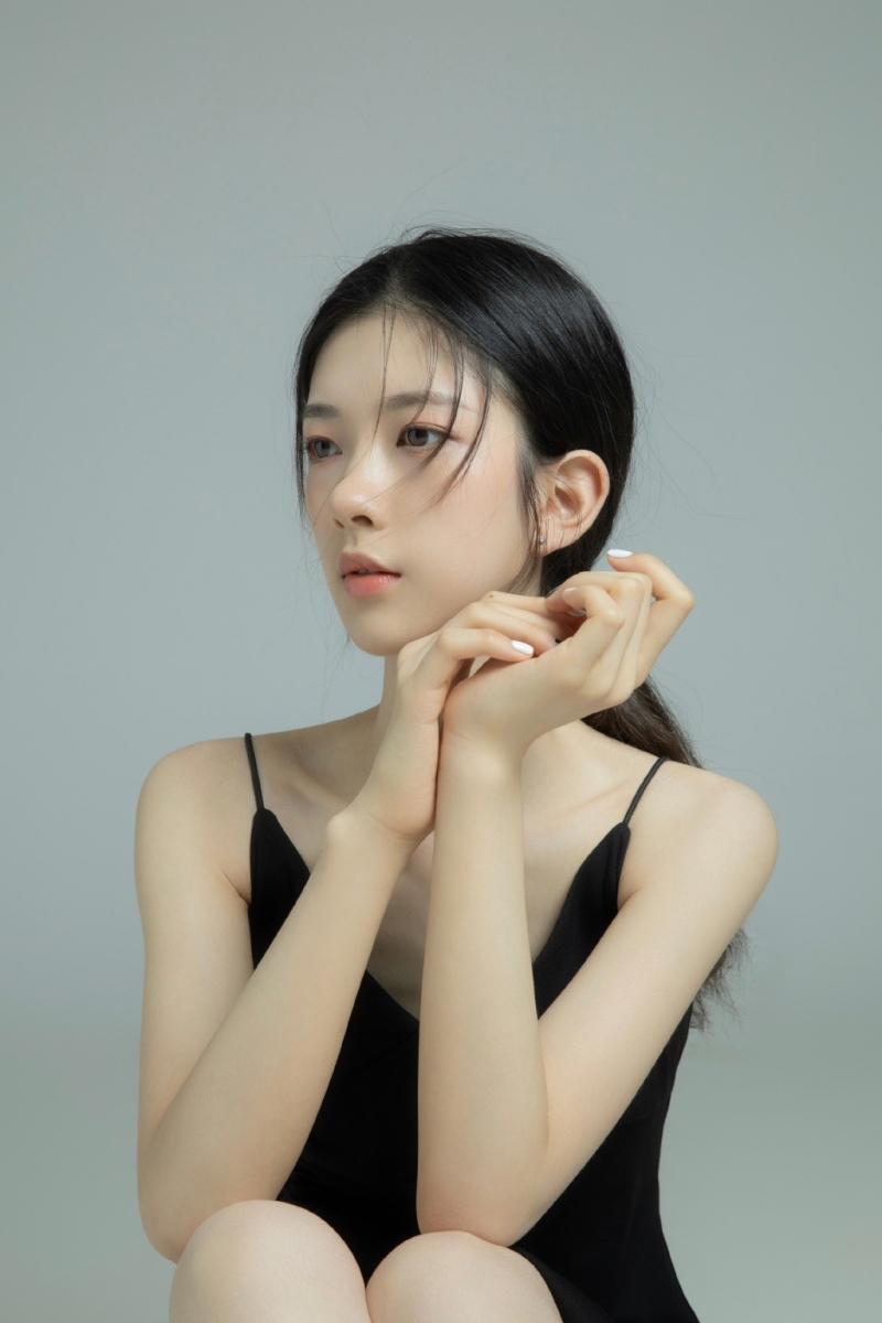 苗条美女吊带黑裙白嫩肌肤写真