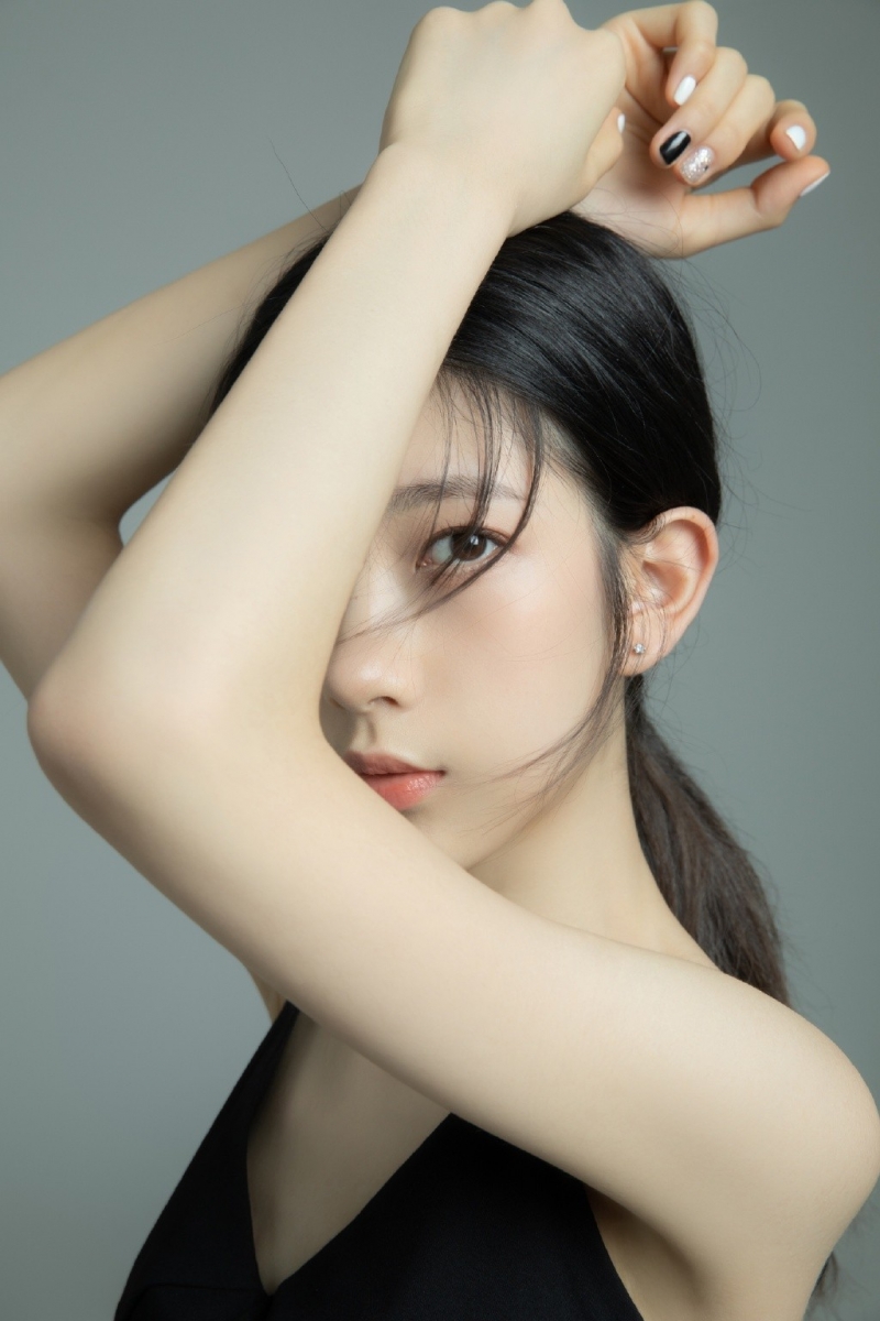 苗条美女吊带黑裙白嫩肌肤写真