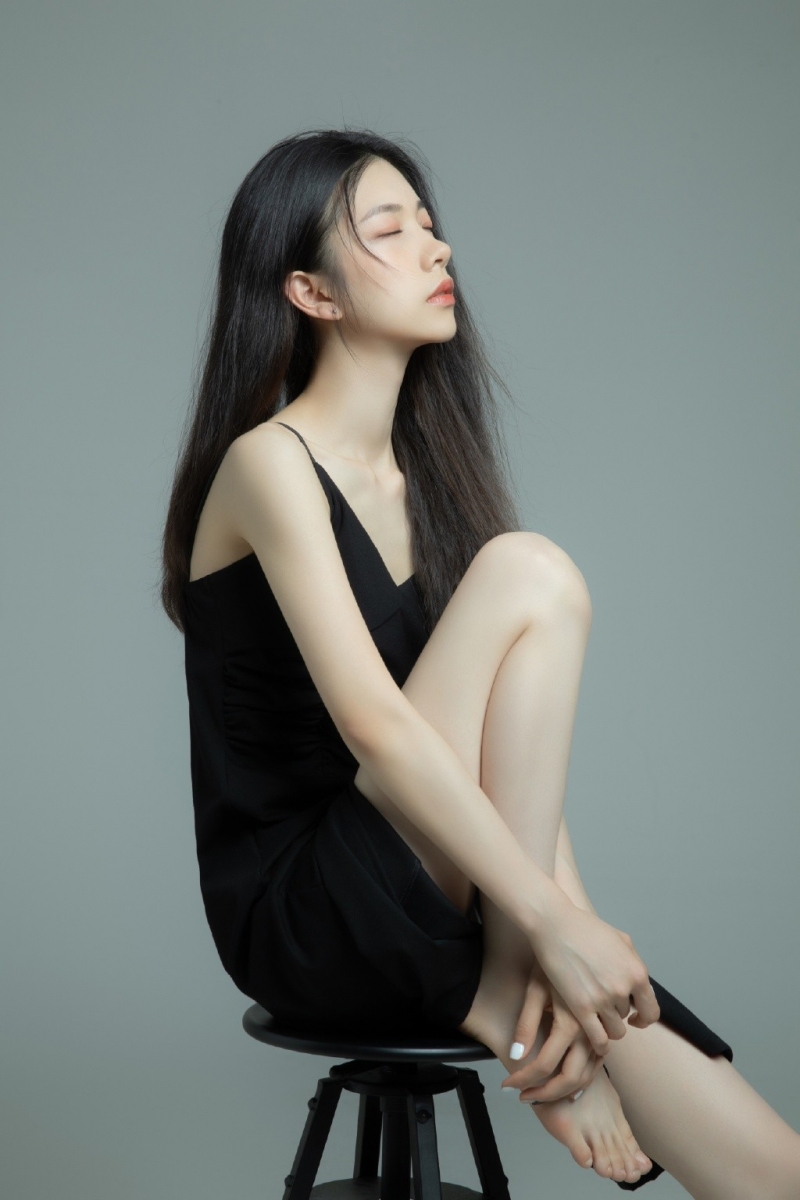 苗条美女吊带黑裙白嫩肌肤写真