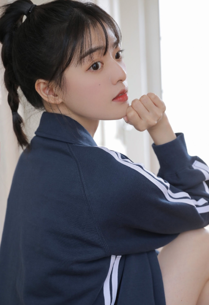 运动服美女白皙大长腿精选图片