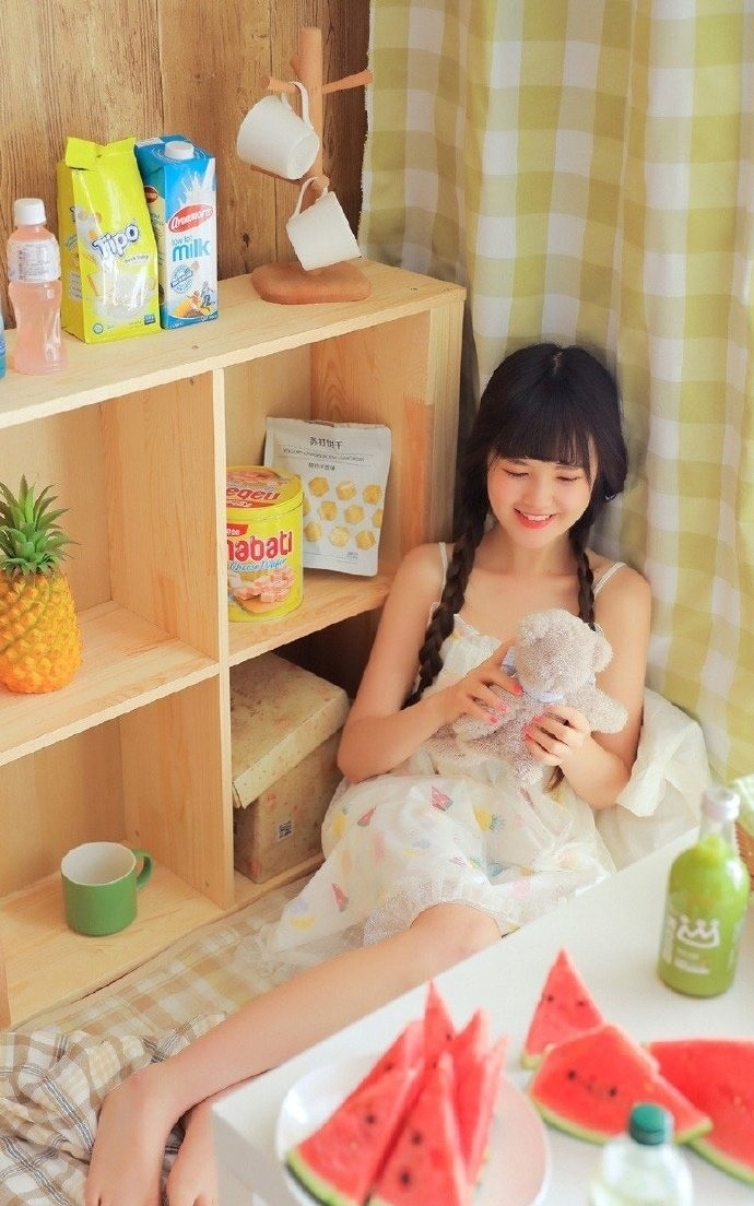 麻花辫美少女吊带短裙精选图片