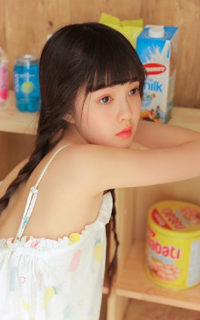 麻花辫美少女吊带短裙精选图片