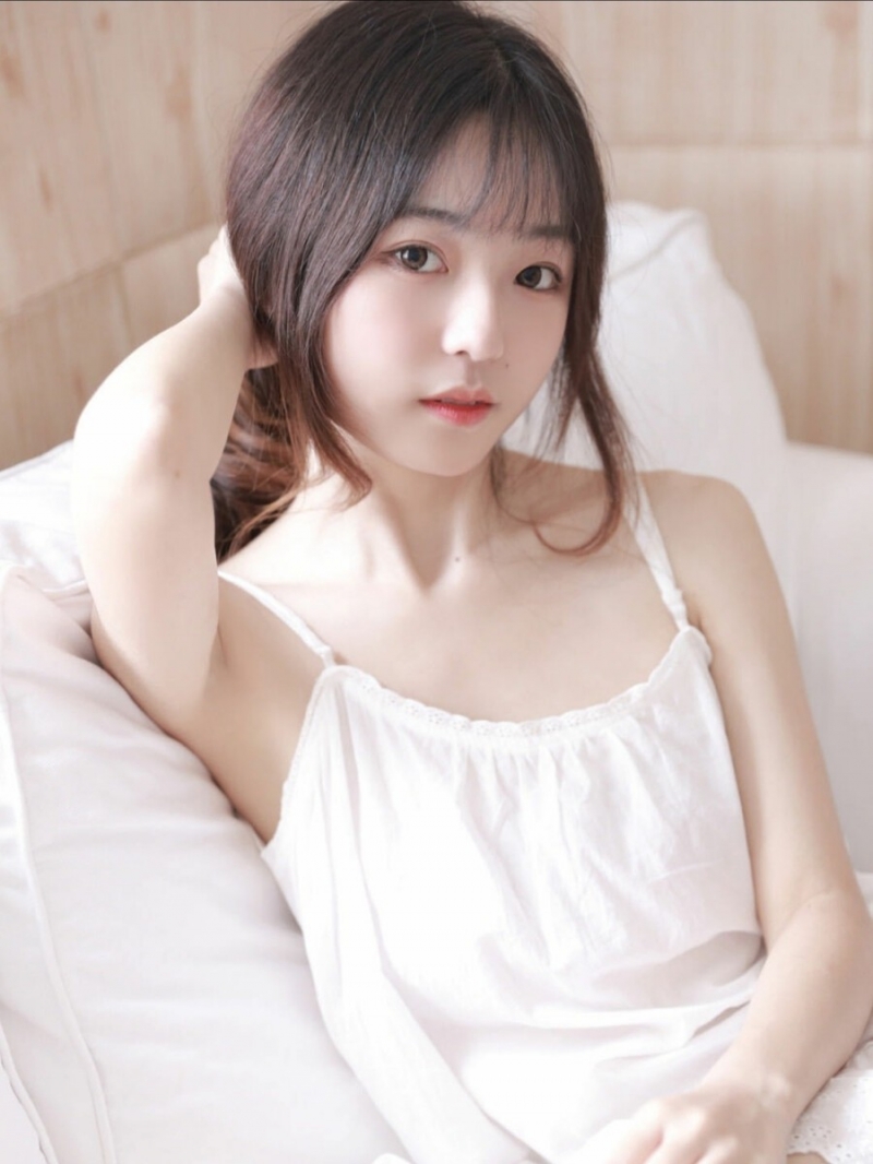 邻家女孩香肩锁骨室内个人写真