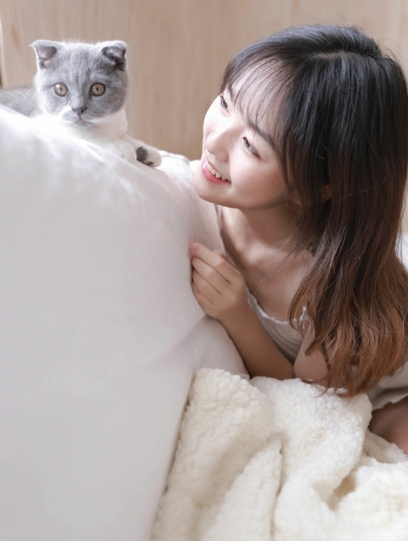 邻家女孩香肩锁骨室内个人写真