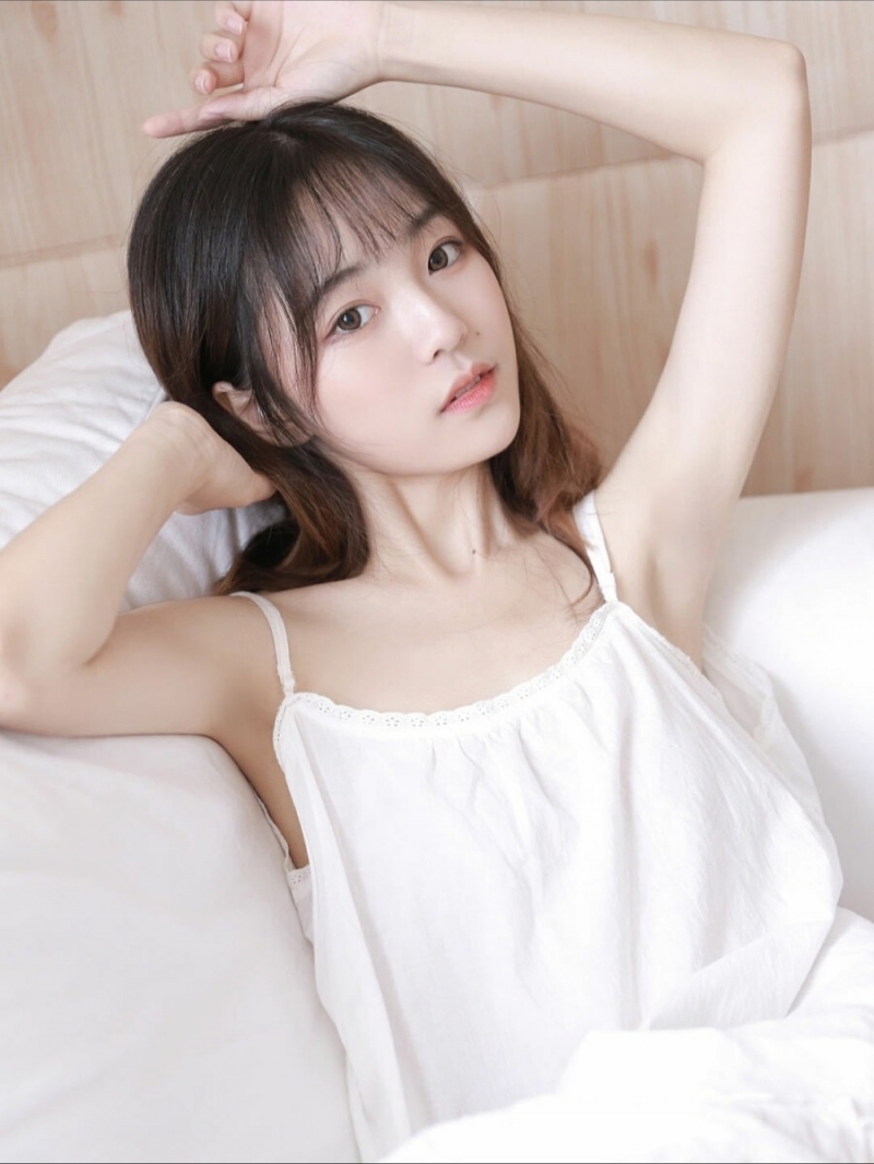 邻家女孩香肩锁骨室内个人写真