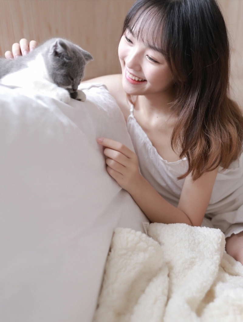 邻家女孩香肩锁骨室内个人写真