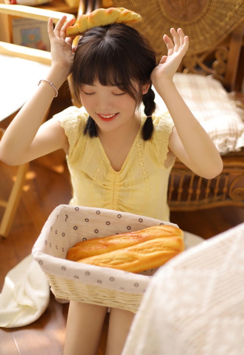 麻花辫萌妹子露齿甜笑私房写真