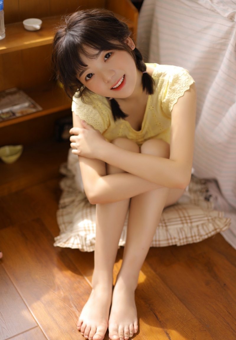 麻花辫萌妹子露齿甜笑私房写真