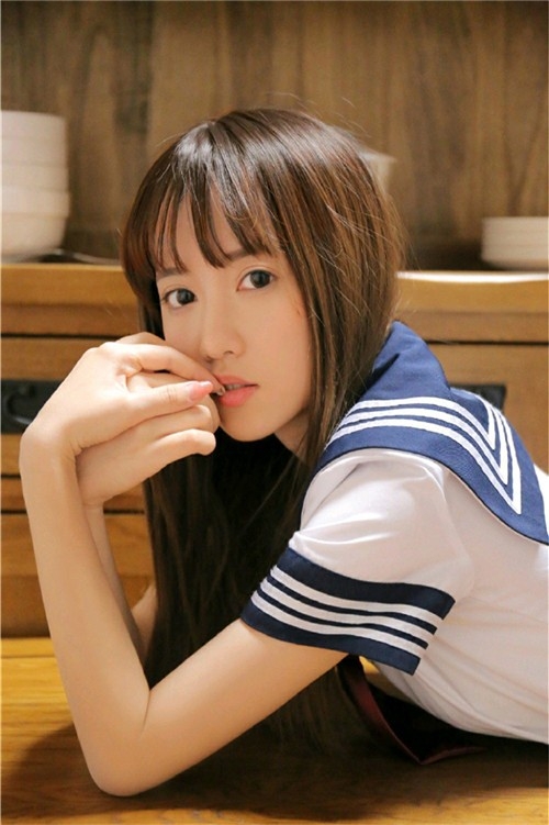 金发少女学生制服清新脱俗图片