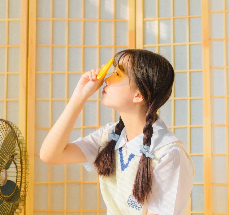 麻花辫美女学生妹青春活力图片