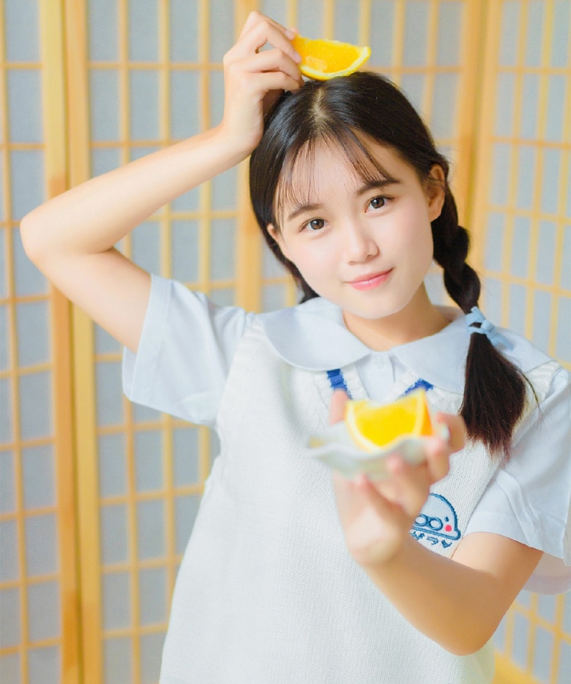 麻花辫美女学生妹青春活力图片