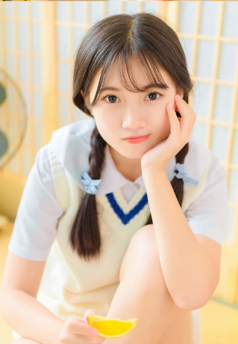 麻花辫美女学生妹青春活力图片