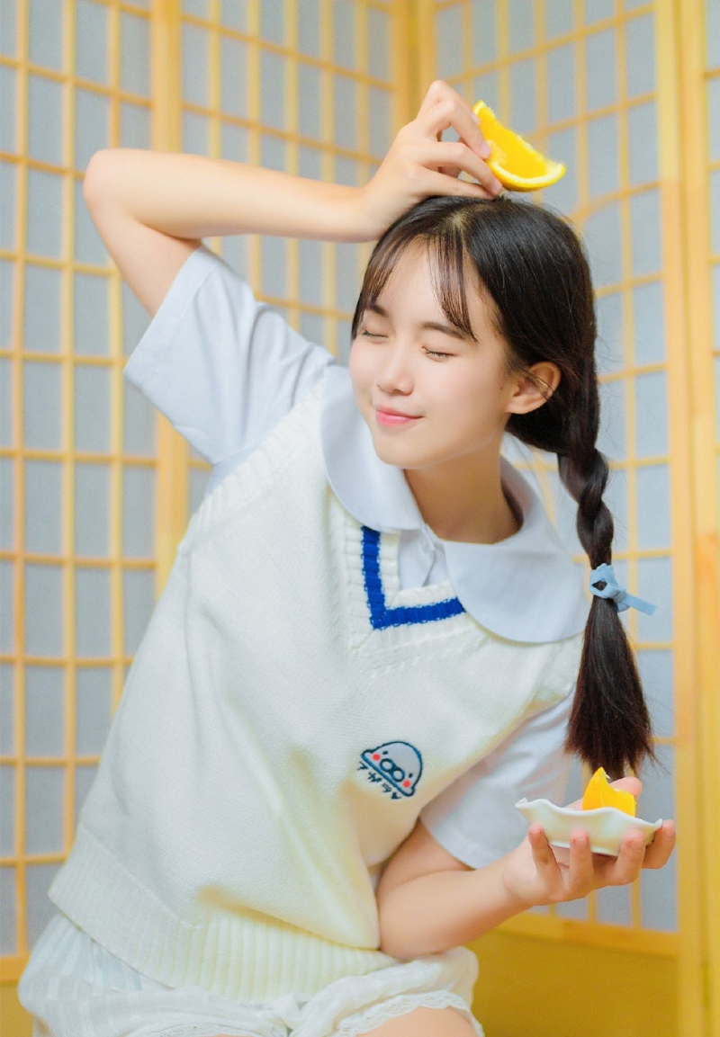 麻花辫美女学生妹青春活力图片