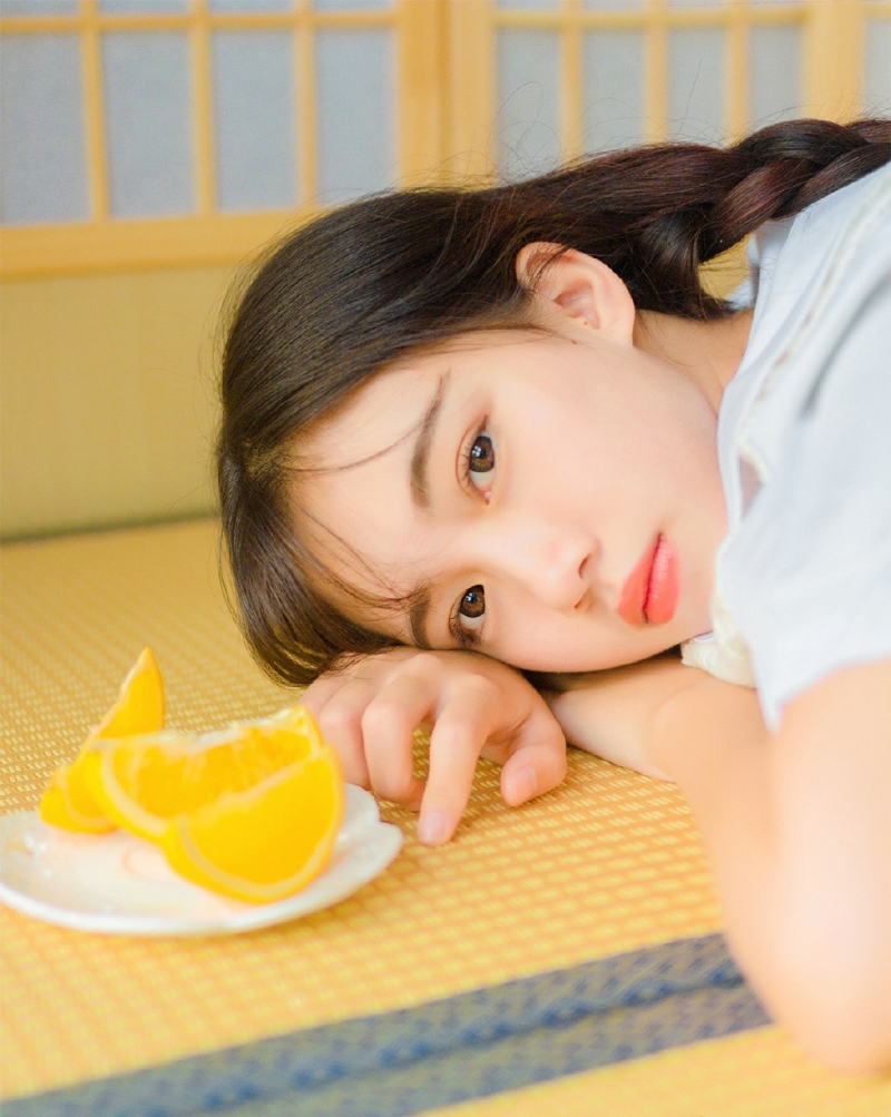 麻花辫美女学生妹青春活力图片