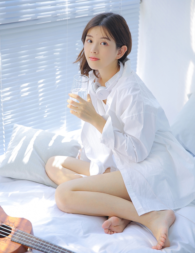 短发美女修长美腿室内个人写真