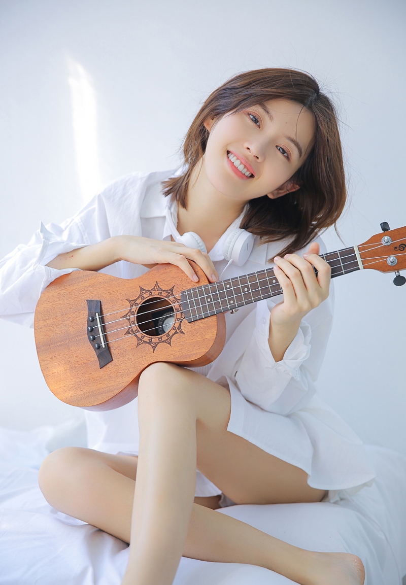 短发美女修长美腿室内个人写真