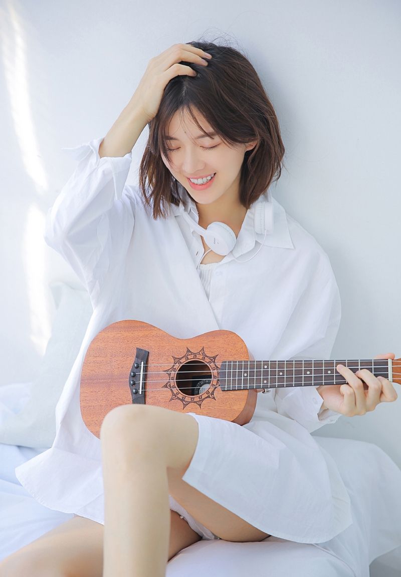 短发美女修长美腿室内个人写真