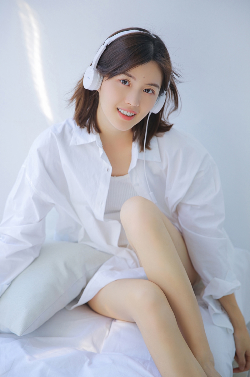 短发美女修长美腿室内个人写真