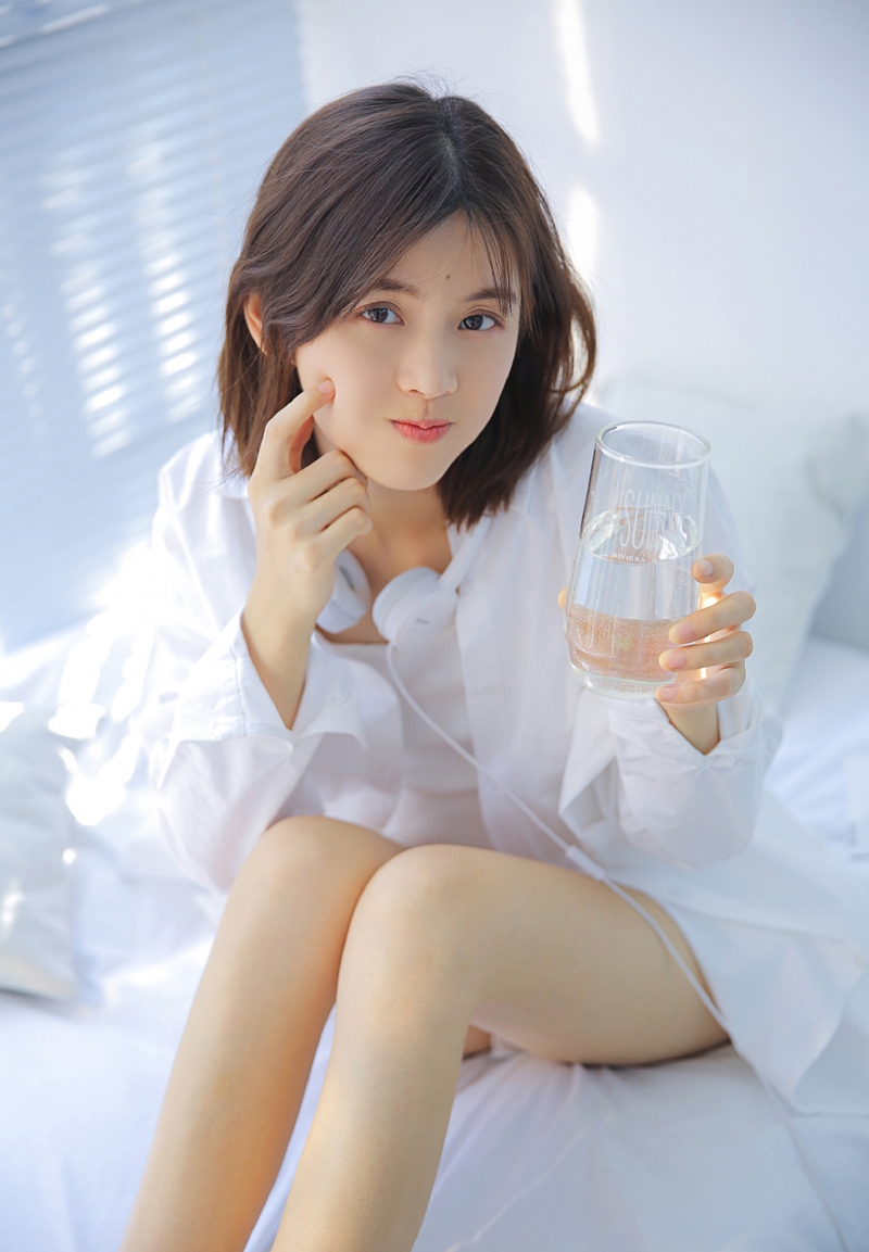 短发美女修长美腿室内个人写真