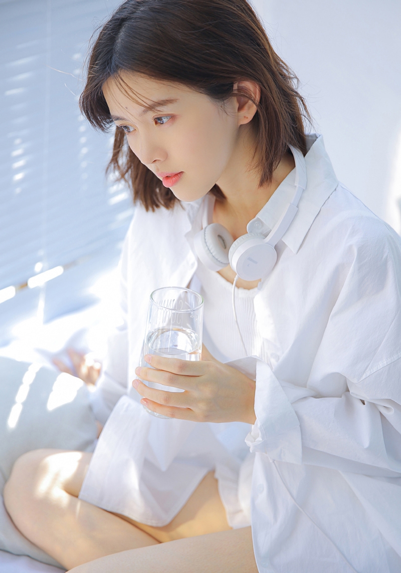 短发美女修长美腿室内个人写真