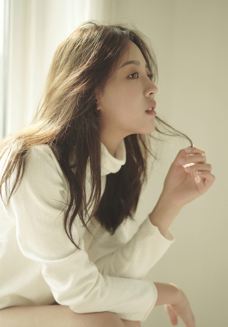 文艺范女生白皙大长腿居家写真