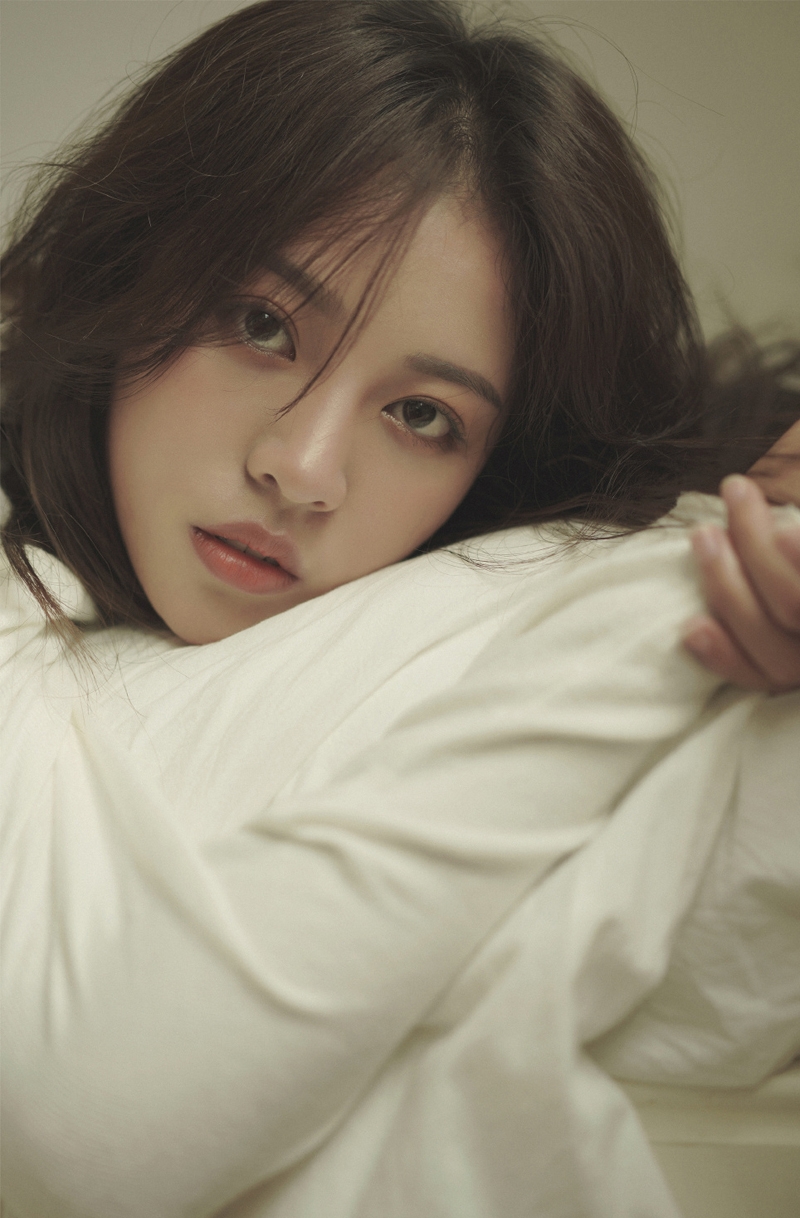 文艺范女生白皙大长腿居家写真