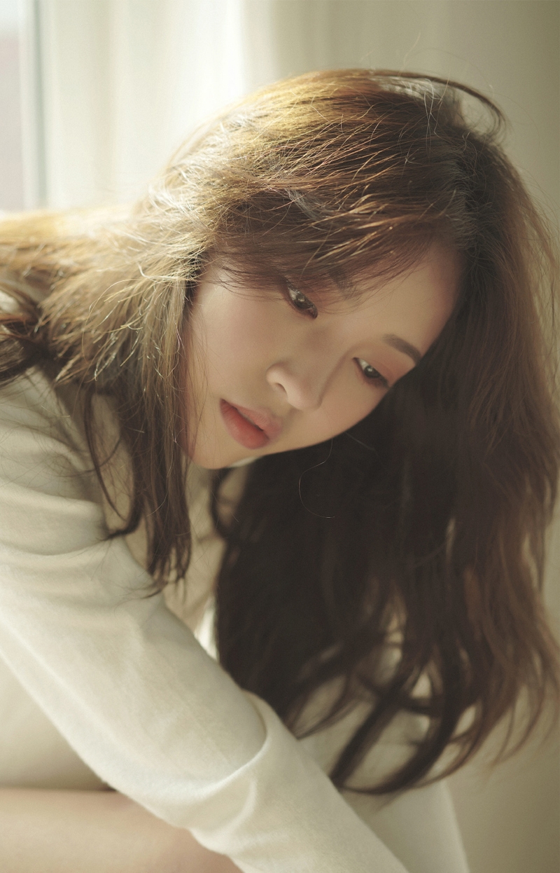 文艺范女生白皙大长腿居家写真