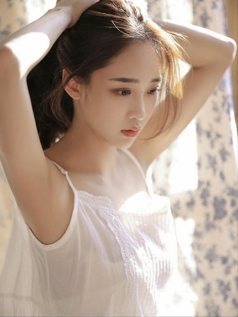 长发美女吊带睡裙香肩美腿图片