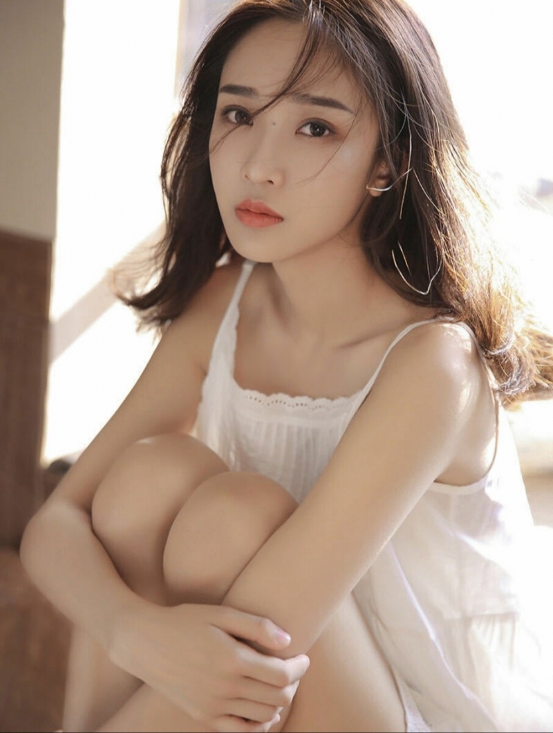 长发美女吊带睡裙香肩美腿图片