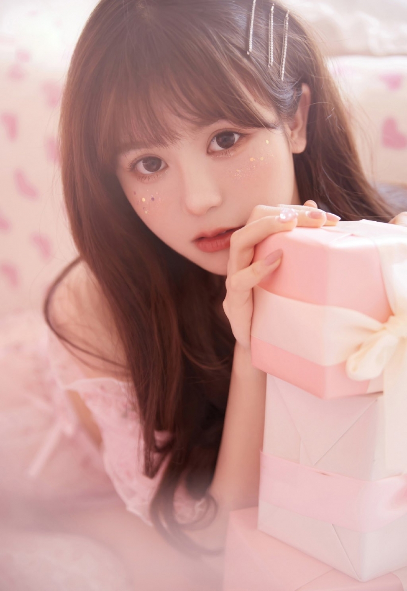 粉嫩小妹香肩美腿唯美梦幻图片