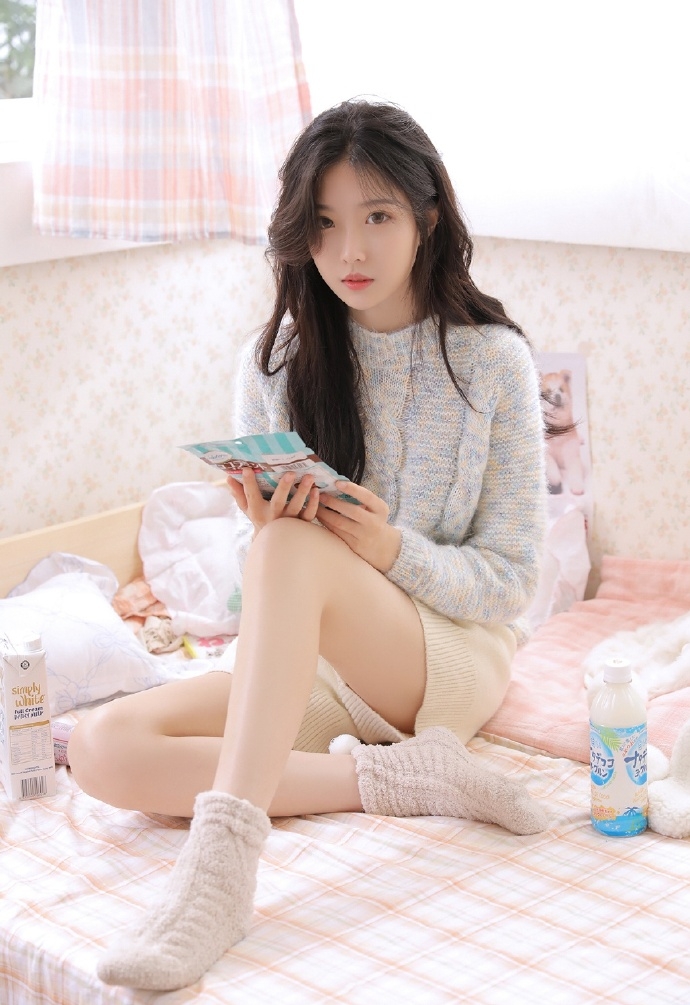 长发美女修长美腿床上慵懒写真