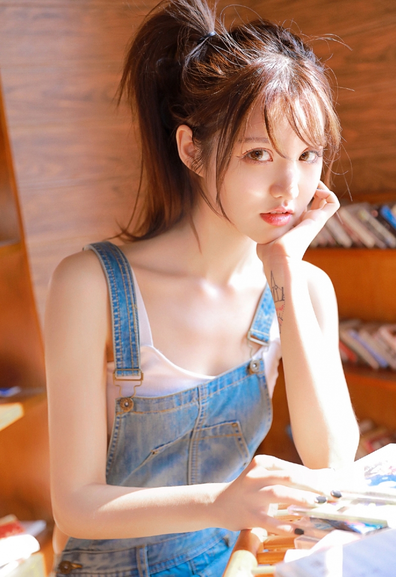 高马尾美眉牛仔背带裤居家写真