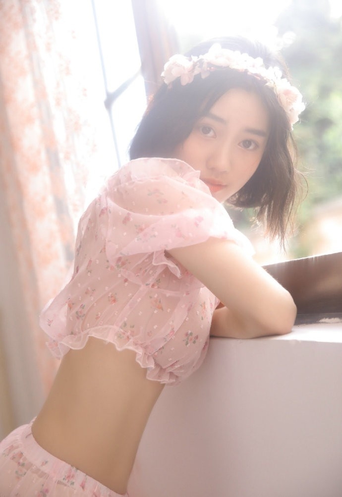 粉嫩小妹小蛮腰大长腿居家写真