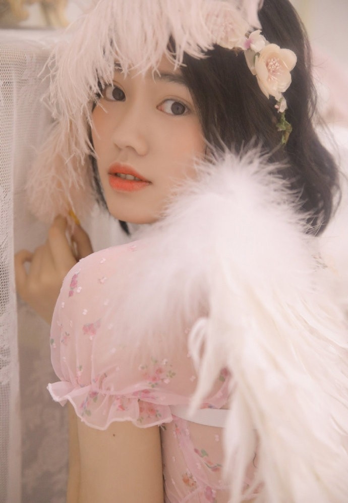 粉嫩小妹小蛮腰大长腿居家写真