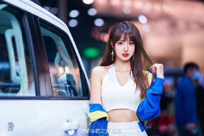 靓丽美女车模小蛮腰大长腿写真