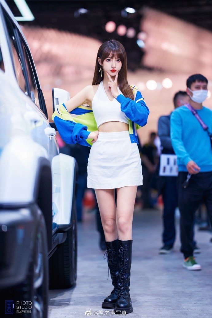 靓丽美女车模小蛮腰大长腿写真