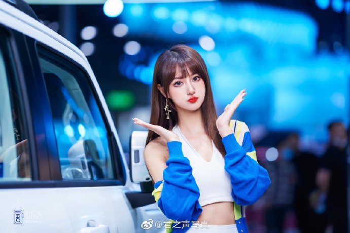 靓丽美女车模小蛮腰大长腿写真