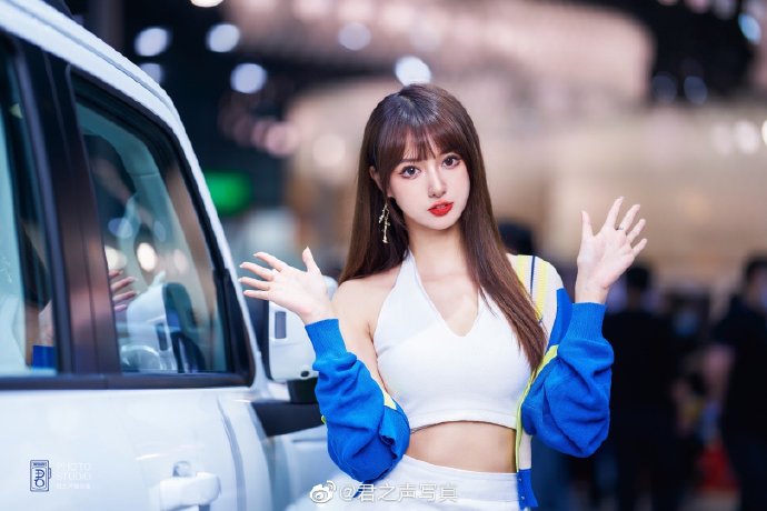 靓丽美女车模小蛮腰大长腿写真