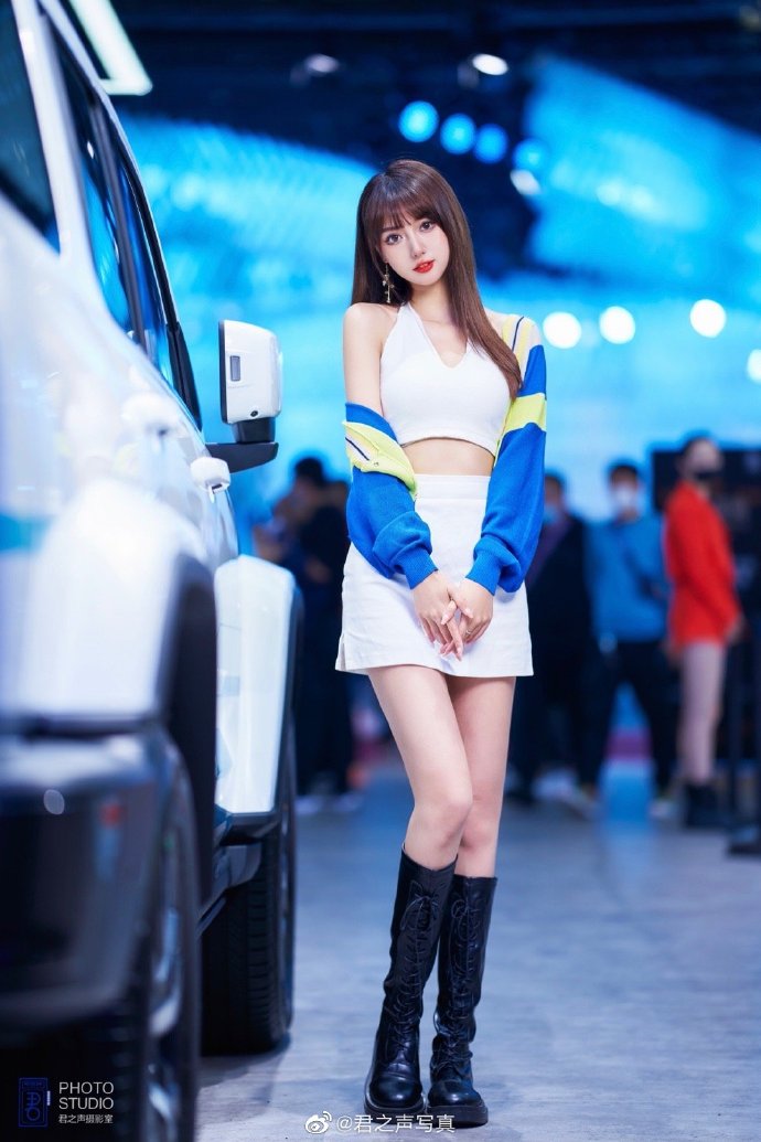 靓丽美女车模小蛮腰大长腿写真