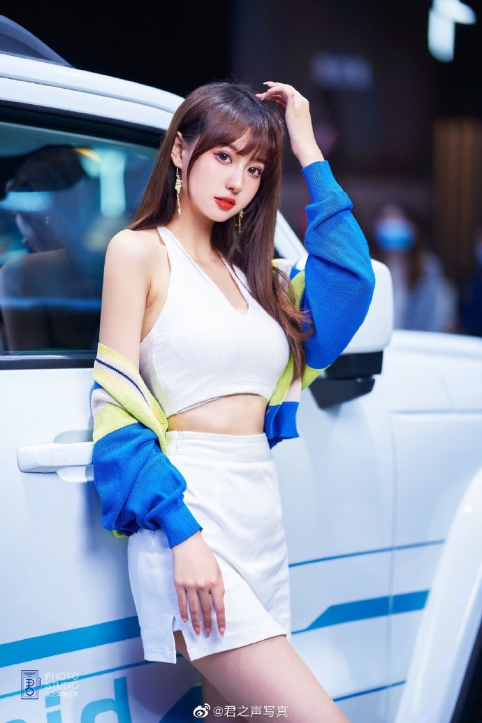 靓丽美女车模小蛮腰大长腿写真