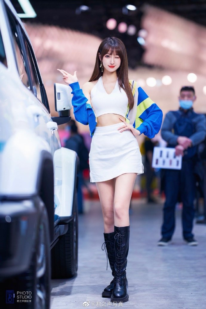 靓丽美女车模小蛮腰大长腿写真