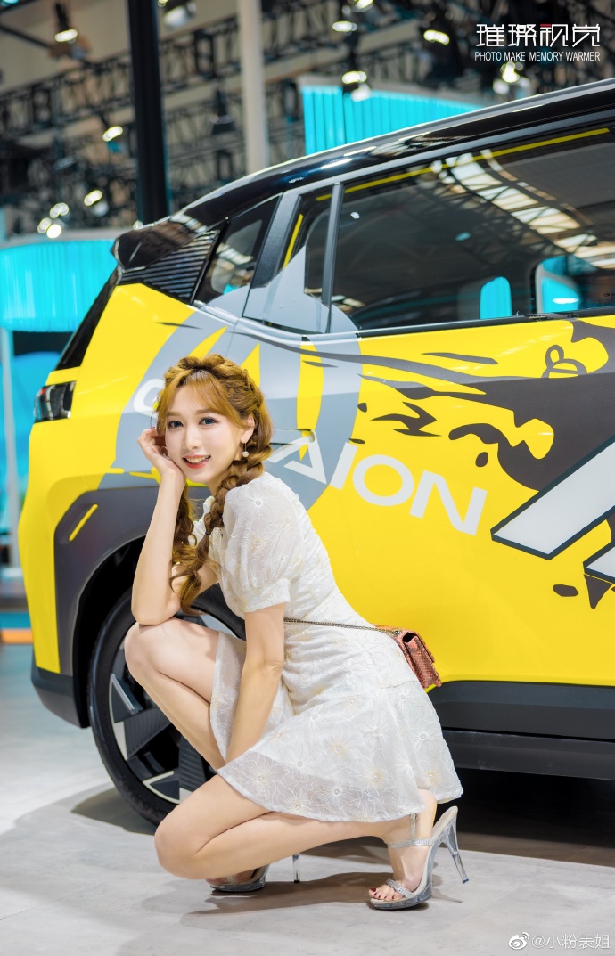 金发美女车模高跟美腿高清写真