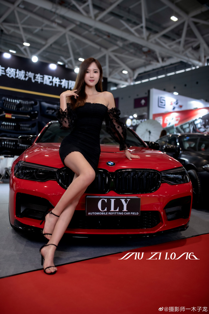 高跟美腿美女车模翘臀诱惑套图