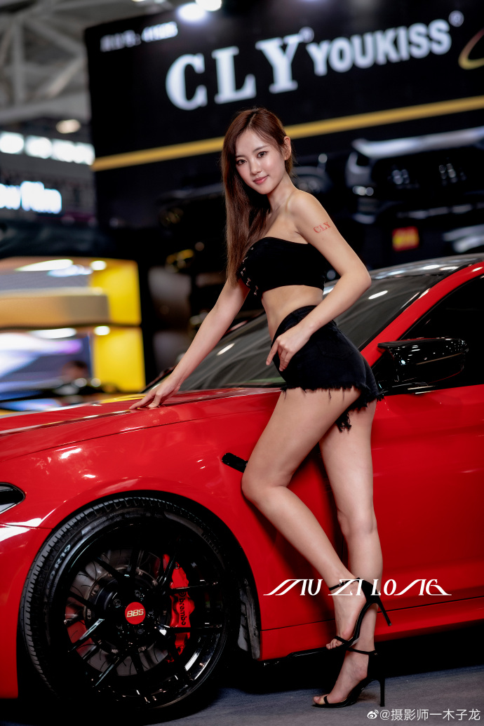 高跟美腿美女车模翘臀诱惑套图