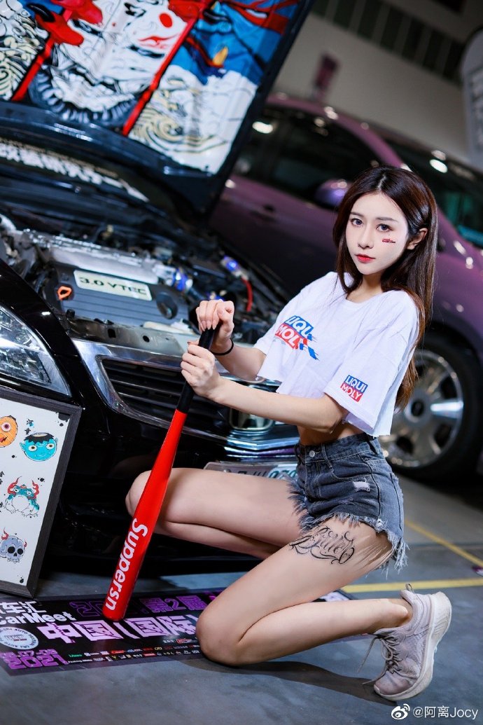 高挑有型美女车模细腰长腿图片