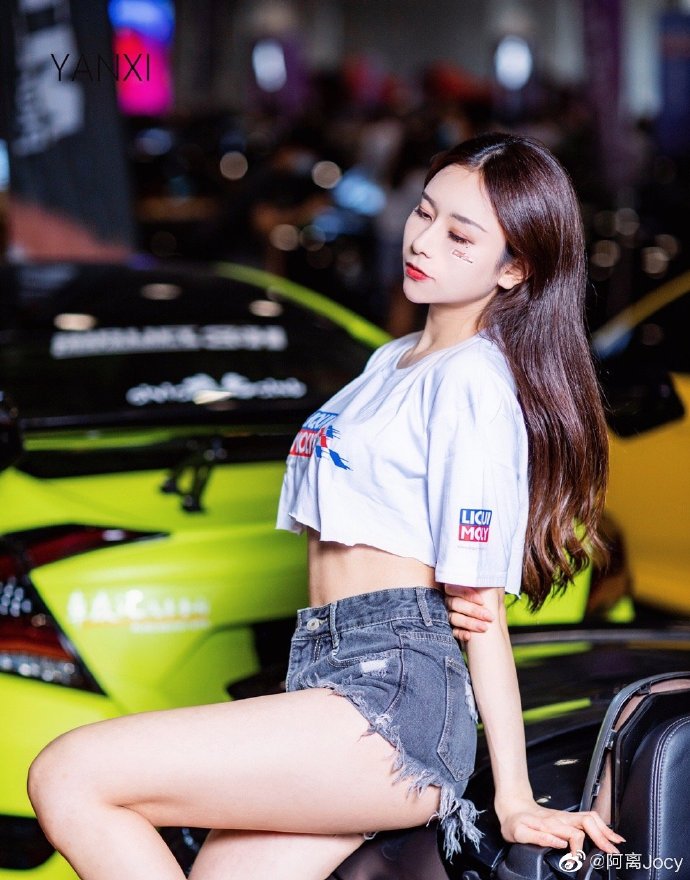 高挑有型美女车模细腰长腿图片