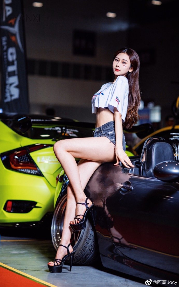 高挑有型美女车模细腰长腿图片