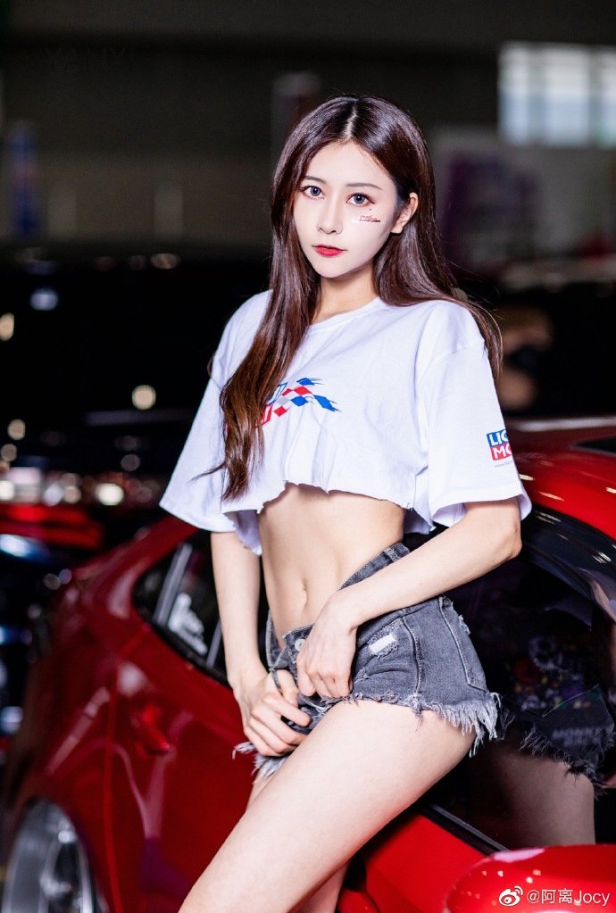 高挑有型美女车模细腰长腿图片