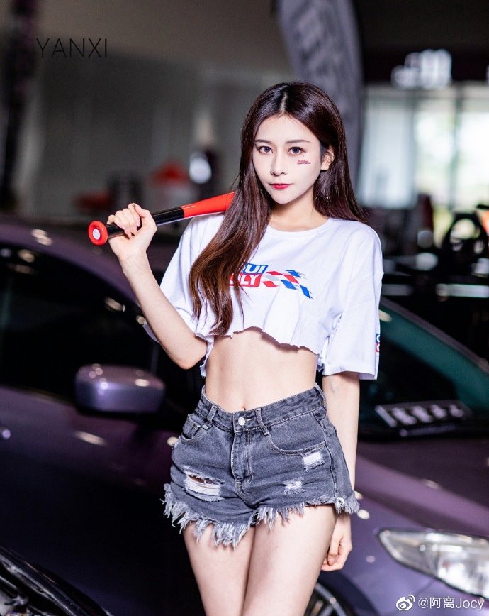 高挑有型美女车模细腰长腿图片